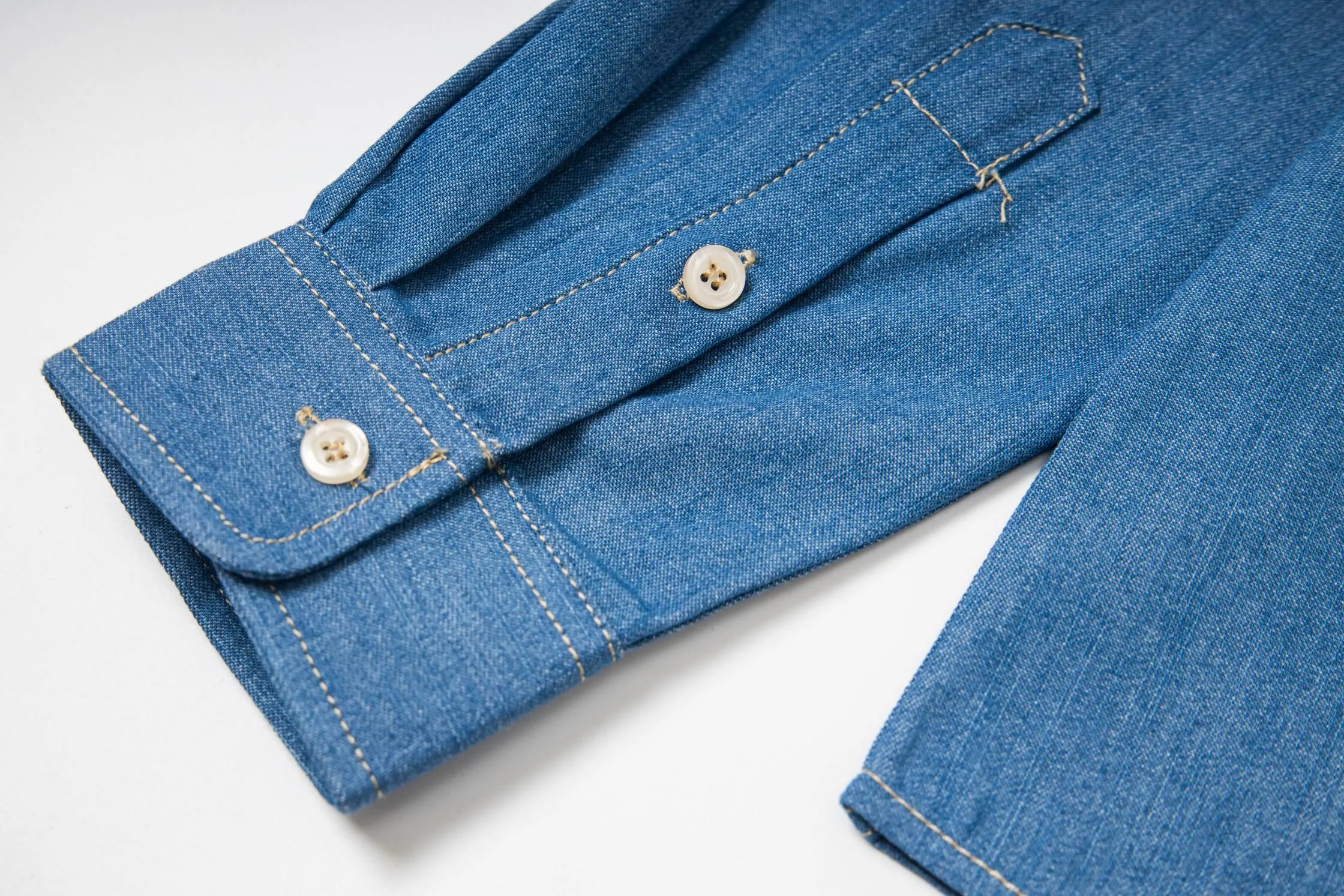 🅿️250 New: Style number: B115 Ralph Lauren/Ralph Lauren classic color small label couple's washed denim long-sleeved shirt 1️⃣ Made of high-quality denim fabric, the upper body is soft and comfortable, extremely delicate, has a solid, smooth and soft feel, and the fabric does not wrinkle, and the feel is invincible. The details are handled perfectly! 2️⃣Adopting the washing process, the workmanship details are perfectly controlled. They are all hemmed with vest technology, and the inside of the sleeves are also different. Different from the four-needle and five-thread workmanship, the collar is also designed with interlining, which shows high-end fashion and individuality. The style is fashionable, simple and elegant! 3️⃣It is very youthful and energetic, and can be easily worn by both men and women. It is very in line with the fashion aesthetic concepts of today's young people! Color: light blue, dark blue Size: S, M, L, XL